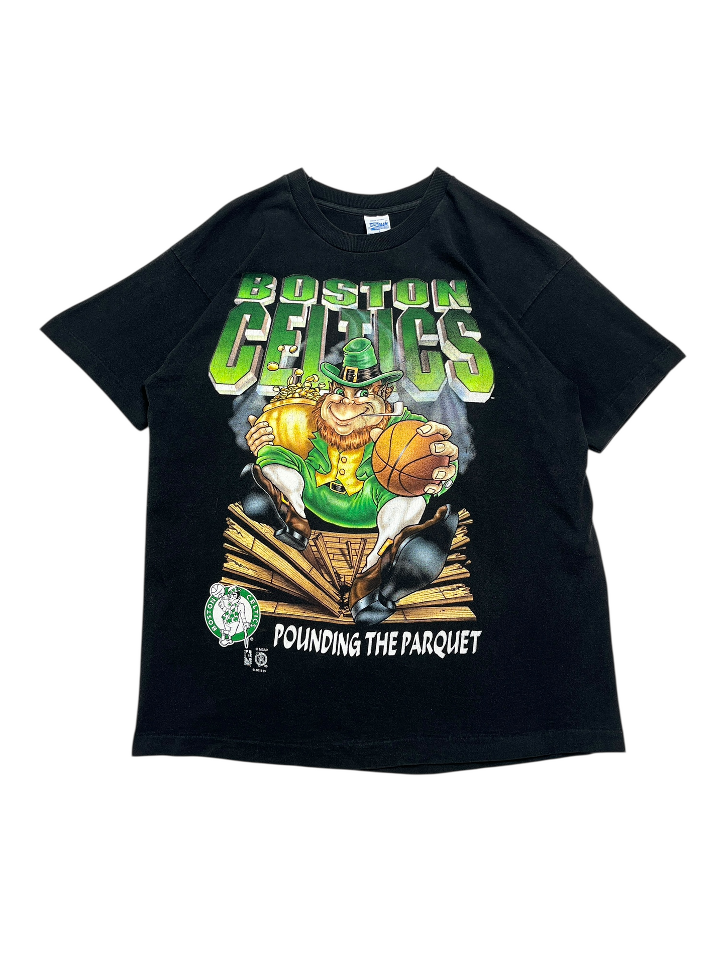 1990s Boston Celtics “Pounding the parquet” T-shirt - Talla L