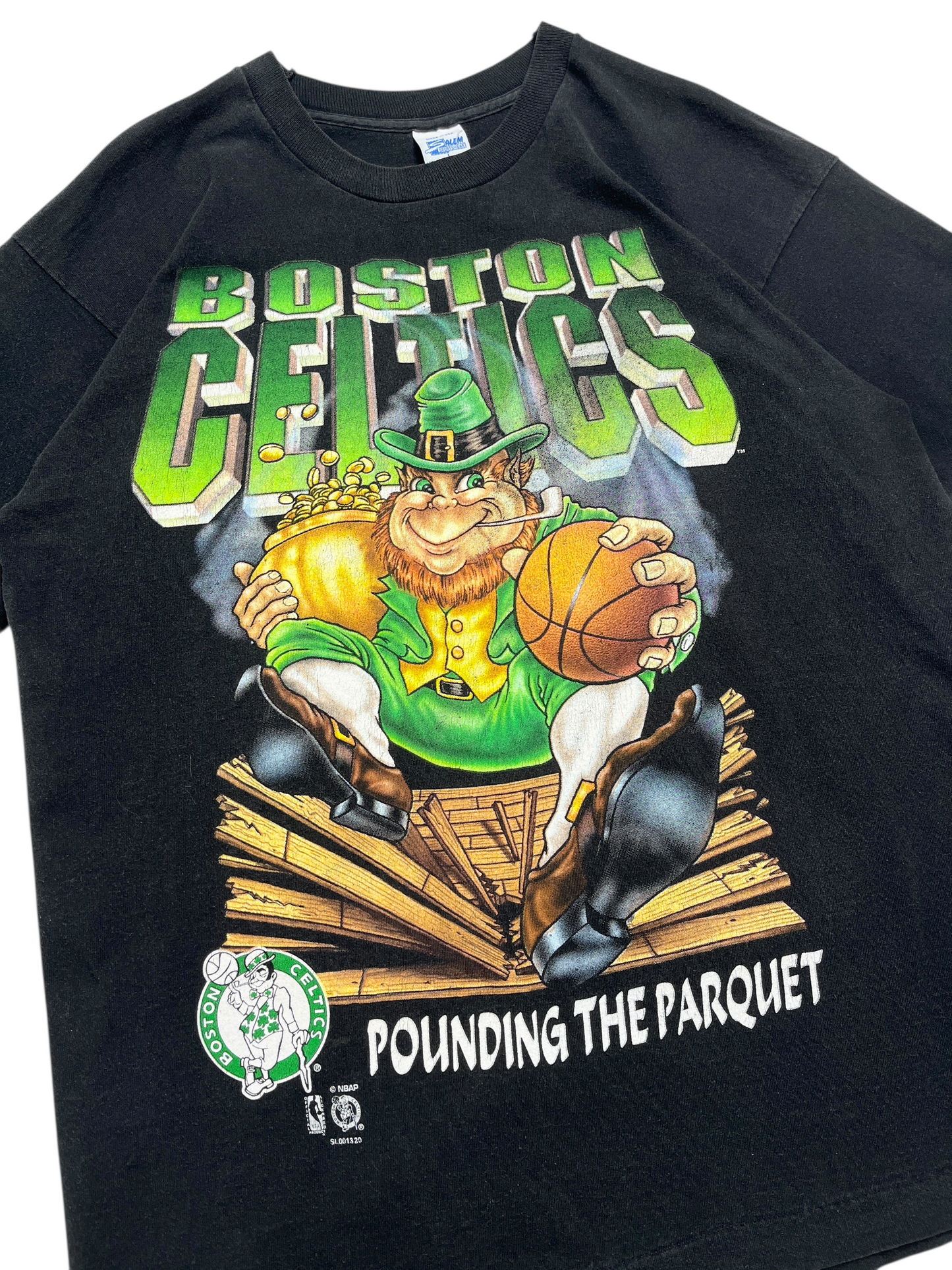 1990s Boston Celtics “Pounding the parquet” T-shirt - Talla L