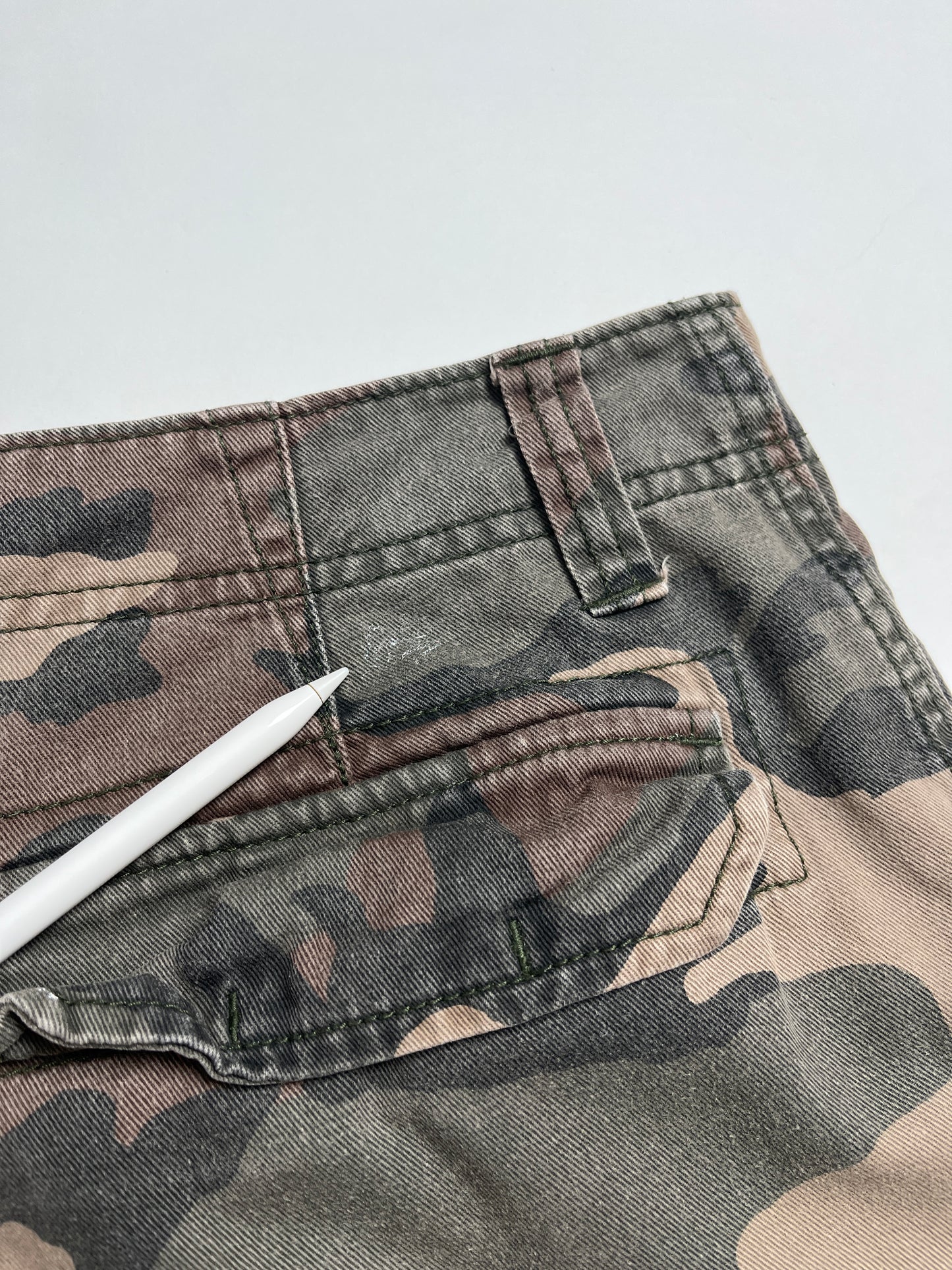 Droken-in Cargo Camuflaje Short - Talla 33