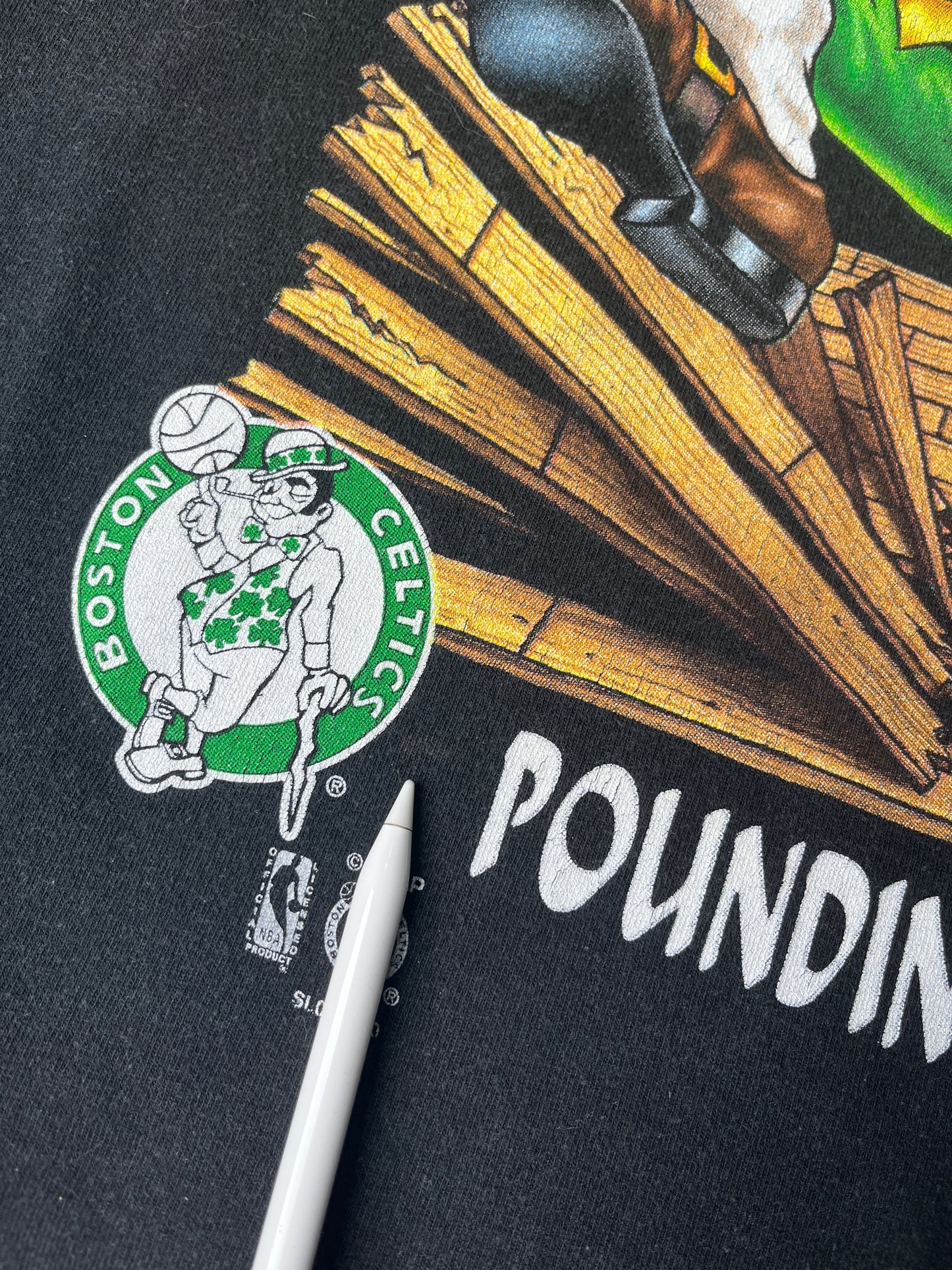 1990s Boston Celtics “Pounding the parquet” T-shirt - Talla L