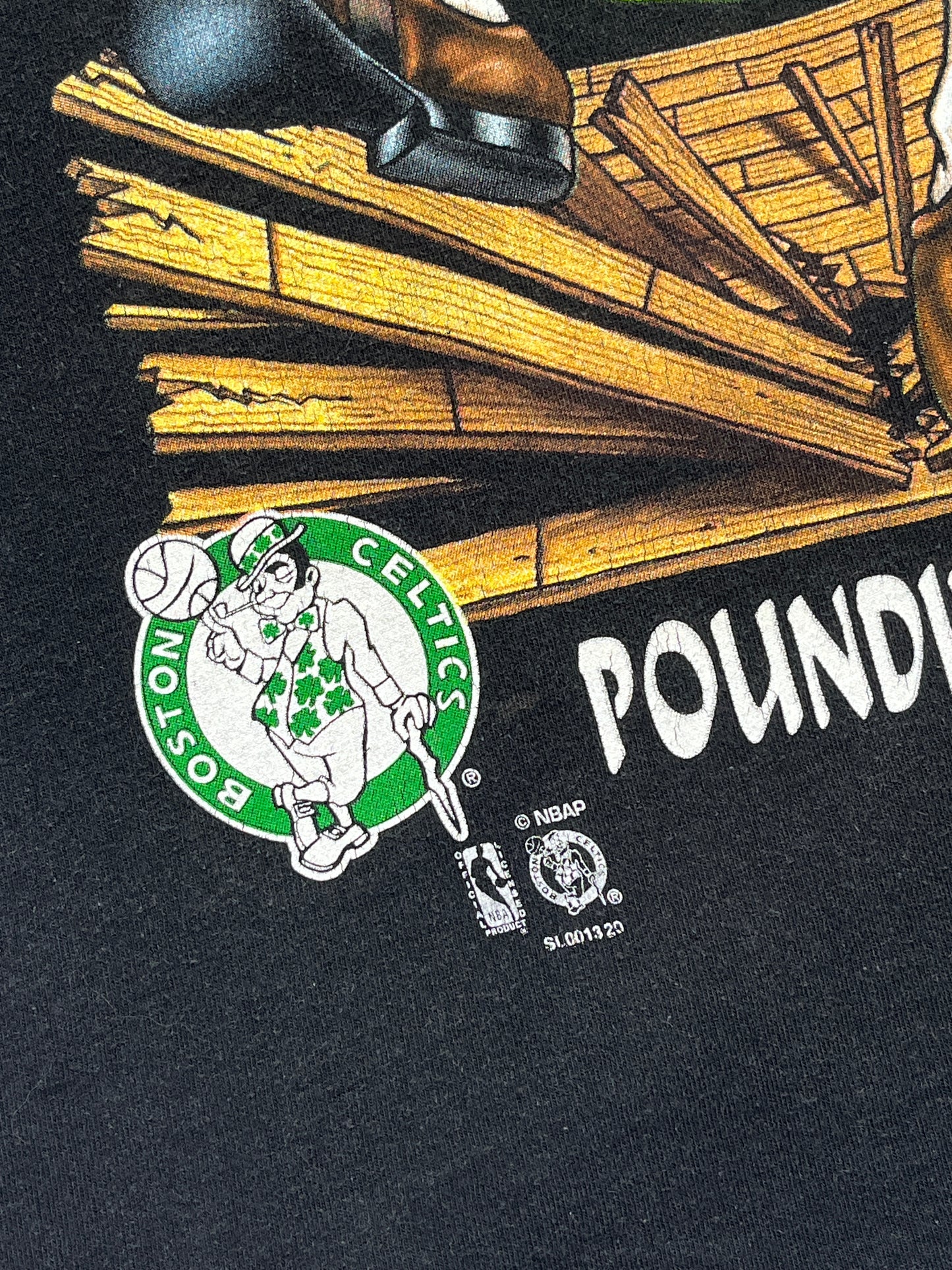 1990s Boston Celtics “Pounding the parquet” T-shirt - Talla L